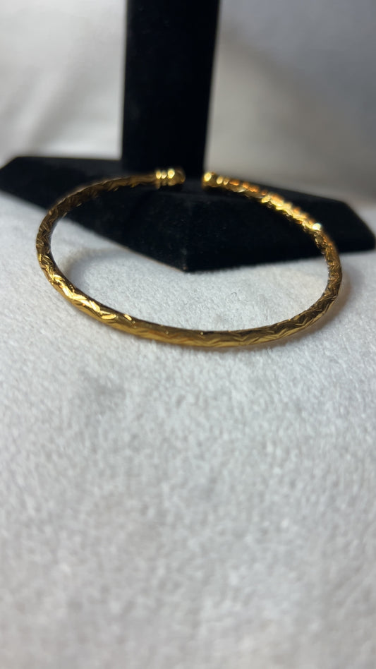 The CURVY Bangle